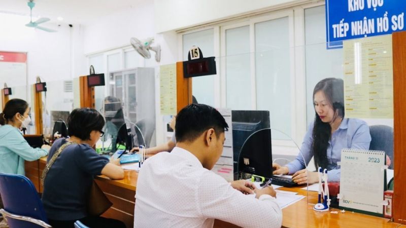 Trung tâm giới thiệu việc làm Hà Nội hỗ trợ người lao động các thủ tục bảo hiểm thất nghiệp. (Nguồn: Báo lao động Thủ Đô)