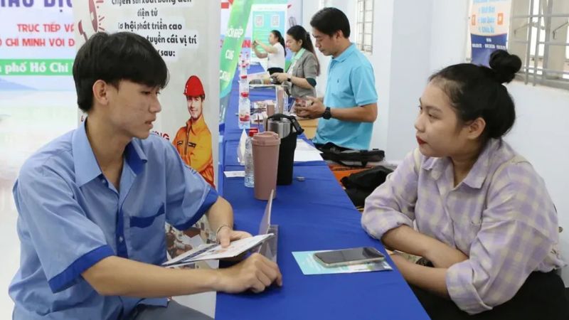 TTDVVL Ninh Thuận tư vấn, giới thiệu việc làm cho người lao động (Nguồn: Báo Chính sách cuộc sống)