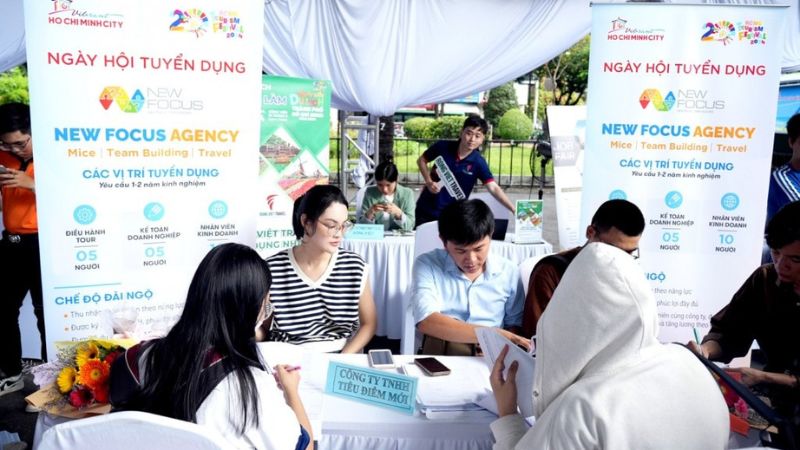 Trung tâm giới thiệu việc làm là gì? Trường hợp cần đến trung tâm giới thiệu việc làm Nhà tuyển dụng phỏng vấn ứng viên tại ngày hội việc làm (Nguồn: Báo Chính phủ)