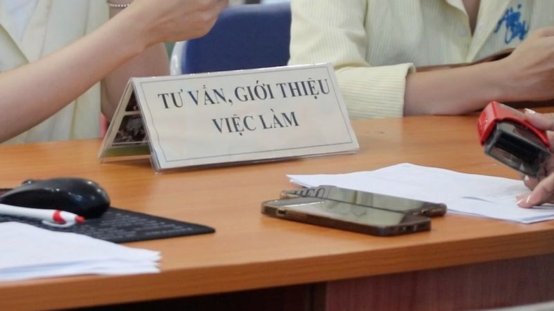 Trung tâm giới thiệu việc làm là gì? Trường hợp cần đến trung tâm giới thiệu việc làm Người lao động đến trung tâm giới thiệu việc làm để được tư vấn (Nguồn: Báo Lao động)