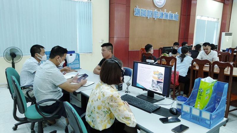 Trung tâm giới thiệu việc làm là gì? Trường hợp cần đến trung tâm giới thiệu việc làm Nhân sự phòng thông tin thị trường lao động đang chia sẻ về thông tin tuyển dụng mới (Nguồn: Báo lao động)