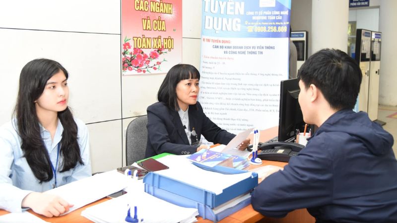 Trung tâm giới thiệu việc làm là gì? Trường hợp cần đến trung tâm giới thiệu việc làm Phòng Giới thiệu việc làm đang tư vấn cho người lao động (Nguồn: VnEconomy)