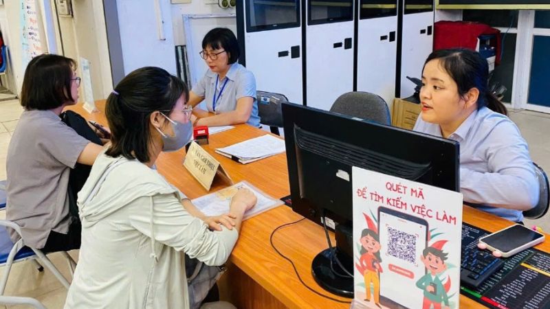 Trung tâm giới thiệu việc làm là gì? Trường hợp cần đến trung tâm giới thiệu việc làm Phòng tư vấn và hỗ trợ đang trao đổi công việc với người lao động (Nguồn: VnEconomy)