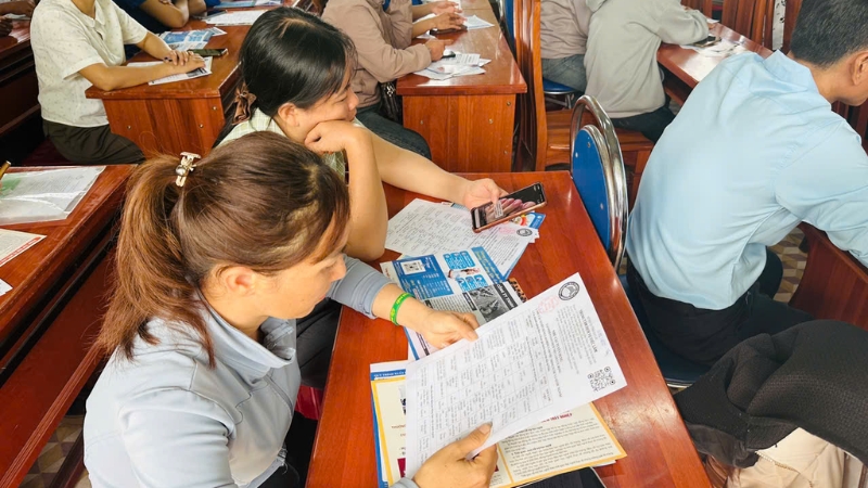 Danh sách các trung tâm giới thiệu việc làm Gia Lai và thông tin liên hệ Người lao động đạng tìm hiểu về các thủ tục xin việc tại trung tâm