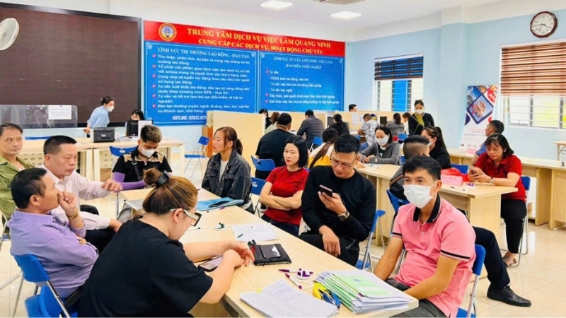Người lao động đến trung tâm để giải quyết hồ sơ bảo hiểm thất nghiệp (Nguồn: Quảng Ninh Media Group)