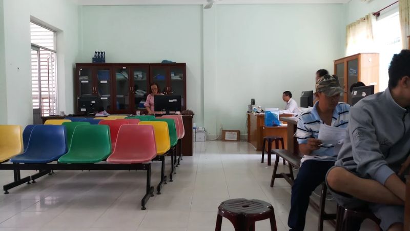 Địa chỉ các Trung tâm giới thiệu việc làm tại Bình Thuận và thông tin liên hệ Người dân đến chờ tư vấn tại trung tâm giới thiệu việc làm Bình Thuận - (Ảnh: Phan Thanh Sơn)