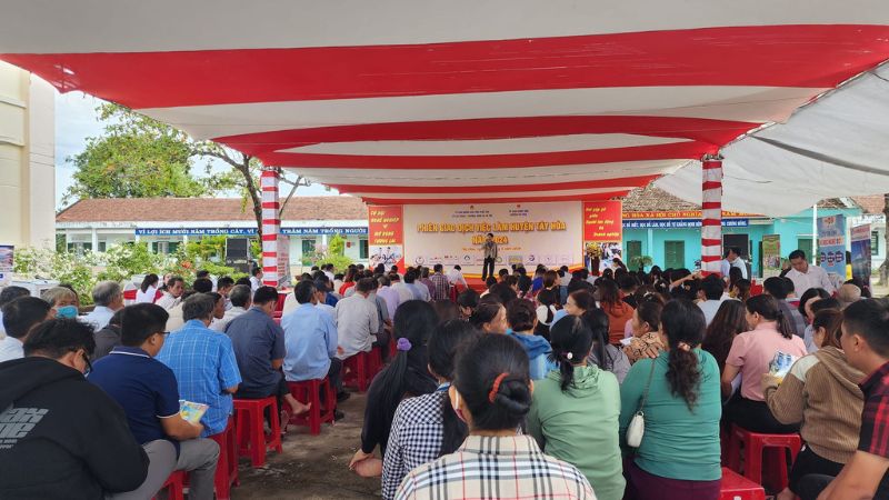 Trung tâm việc làm Phú Yên hướng dẫn người lao động lựa chọn nghề (Nguồn: Fanpage Trung tâm Dịch vụ việc làm Phú Yên)