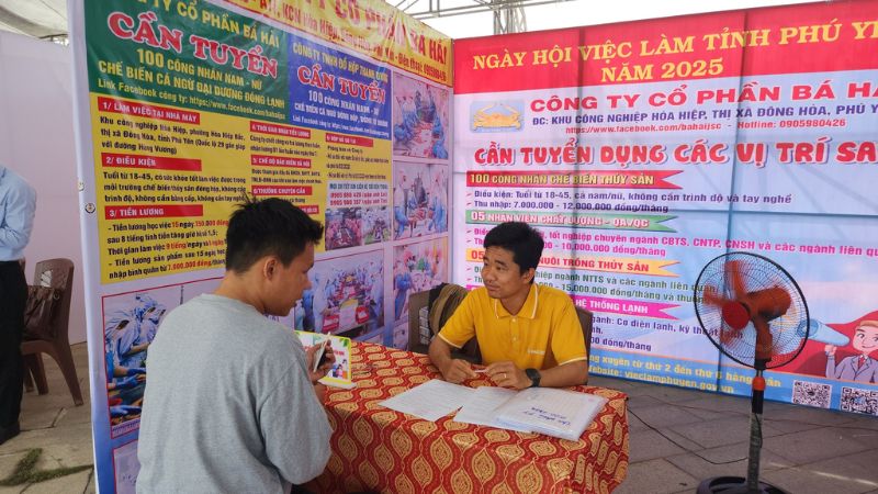 Người lao động đến Trung tâm việc làm Phú Yên để tìm việc (Nguồn: Fanpage Trung tâm Dịch vụ việc làm Phú Yên)