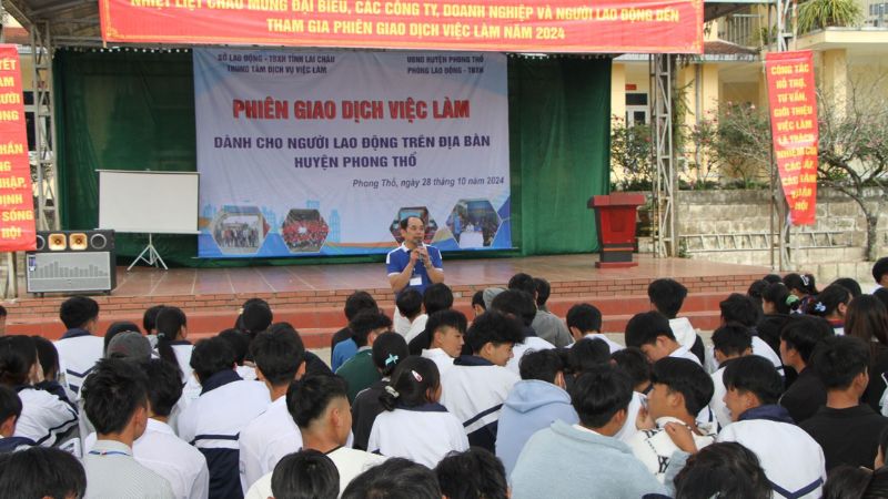 Phiên giao dịch việc làm do trung tâm giới thiệu việc làm Lai Châu tổ chức (Nguồn: báo Lai Châu)