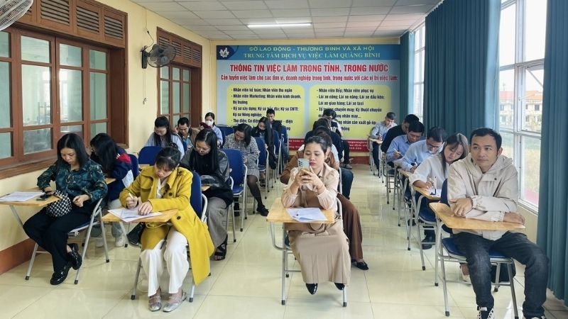 Người lao động tham gia hội thảo thông tin việc làm trong tỉnh, trong nước tỉnh Quảng Bình