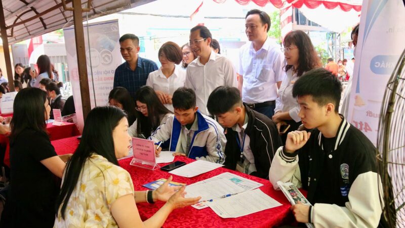 Người dân tin tưởng tìm đến trung tâm giới thiệu việc làm Lạng Sơn nhờ tư vấn (Nguồn: Trung tâm Dịch vụ việc làm Lạng Sơn)