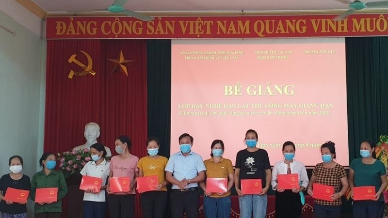 Hoạt động đào tạo nghề cho người lao động tại trung tâm Giới thiệu việc làm Hòa Bình.