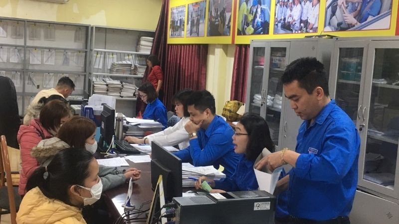 Trung tâm Giới thiệu việc làm Hòa Bình hỗ trợ người dân giải quyết bảo hiểm thất nghiệp. 