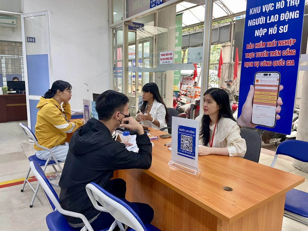 Trung tâm giới thiệu việc làm Hà Nội hướng dẫn giải quyết chế độ bảo hiểm thất nghiệp (Nguồn: Báo Dân trí)