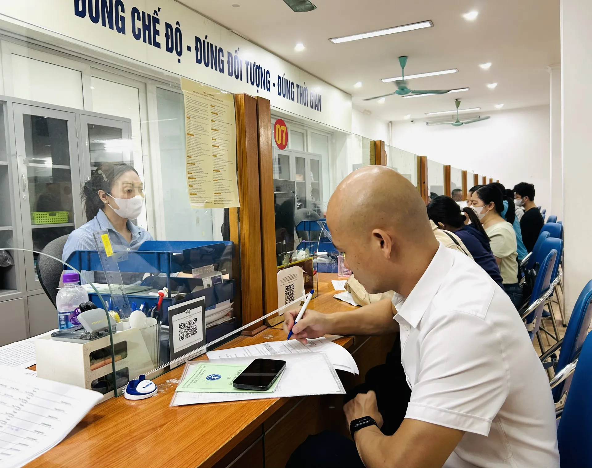 Người lao động đến trung tâm việc làm tỉnh Nghệ An để giải quyết chế độ bảo hiểm thất nghiệp (Nguồn: Báo kinh tế & đô thị)