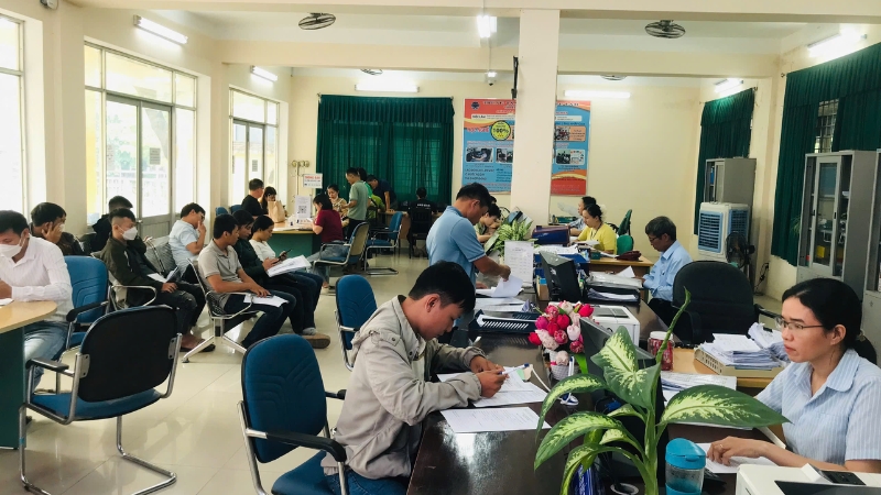 Người dân đến TTDVVL Huế để giải quyết chính sách hưởng bảo hiểm thất nghiệp