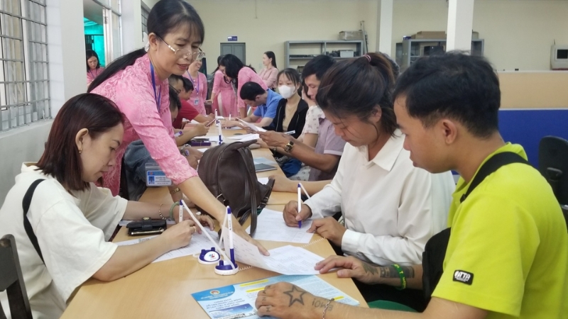 Cán bộ TTDVVL Huế hướng dẫn người dân đăng ký ứng tuyển việc làm