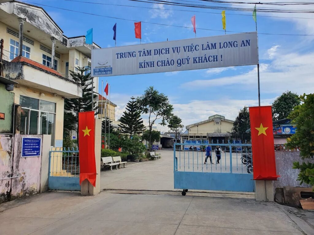 Danh sách các trung tâm giới thiệu việc làm tại Long An và thông tin liên hệ Cổng chào tại trung tâm dịch vụ việc làm Long An (Nguồn: Google reviews)