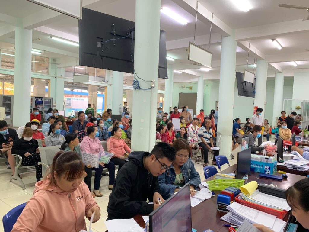 Danh sách các trung tâm giới thiệu việc làm tại Long An và thông tin liên hệ Người dân đến trung tâm giới thiệu việc làm Long An tìm việc (Nguồn: Internet)