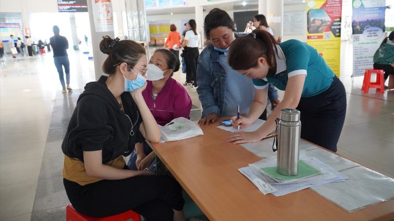 Nhân viên tư vấn việc làm cho lao động tại trung tâm giới thiệu việc làm Hậu Giang (Nguồn: Báo Lao động)