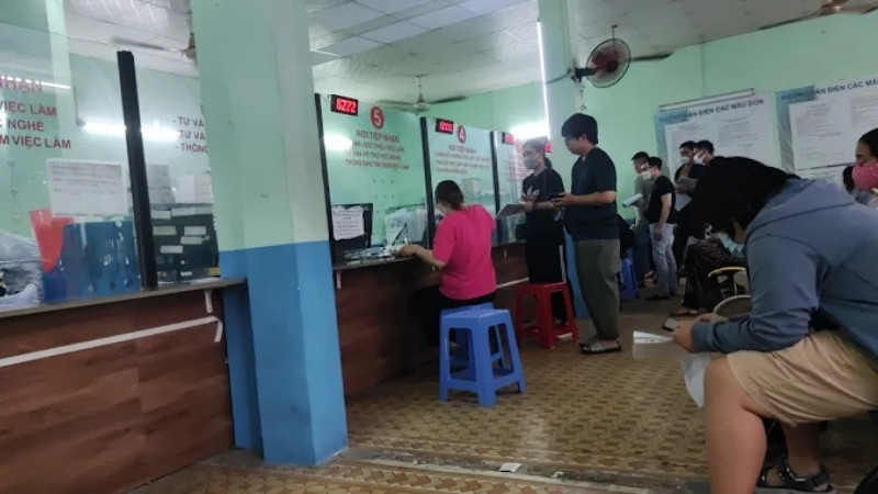 Người lao động đến chi nhánh bảo hiểm thất nghiệp Quận 4 nhận kết quả xét trợ cấp thất nghiệp