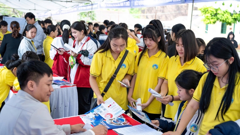 Cán bộ tư vấn cho người lao động tại Phiên giao dịch việc làm xã Thái Hoà