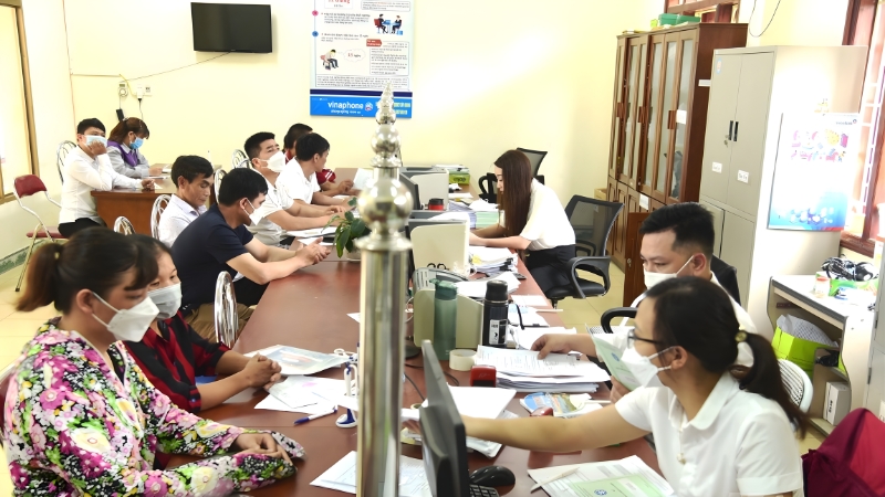 Cán bộ TTDVVL Tuyên Quang tư vấn người dân về chính sách bảo hiểm thất nghiệp