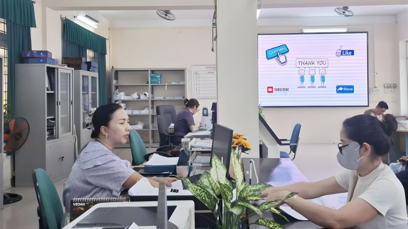 Cán bộ tiếp người lao động tại văn phòng Trụ sở chính TTDVVL Huế