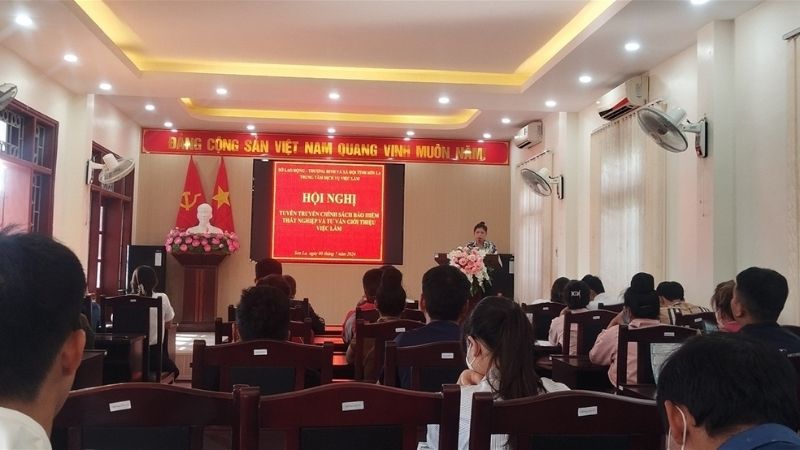 Hoạt động tư vấn việc làm tại Trung tâm Giới thiệu việc làm Sơn La. 