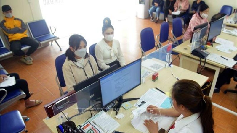 Người dân đến Trung tâm Giới thiệu việc làm Sơn La để tư vấn việc làm.