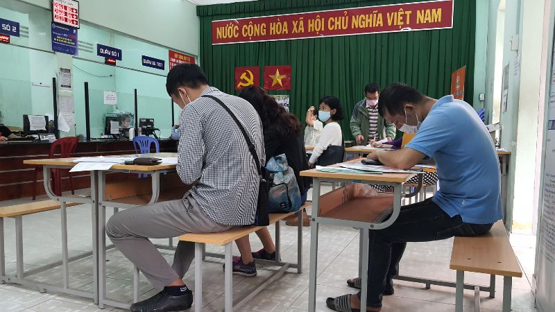 Người lao động đợi giải quyết hồ sơ tại trung tâm giới thiệu việc làm Điện Biên ( Nguồn: Báo Thanh Niên)