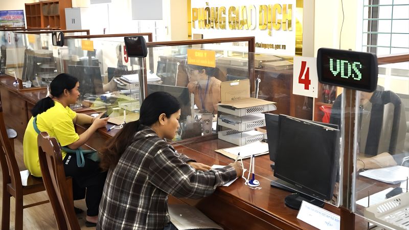 Người dân đến TTDVVL Thái Nguyên để giải quyết chế độ hưởng TCTN