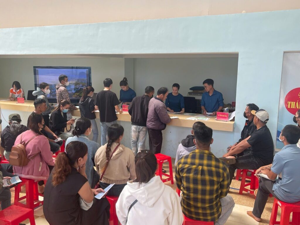 Bộ phận tiếp nhận hồ sơ và tư vấn cho người lao động tại TTDVL Đắk Lắk (Nguồn: Internet)