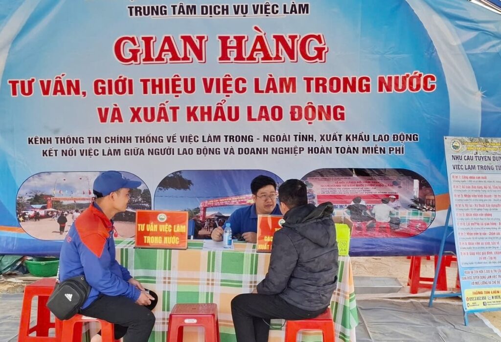 Gian hàng tư vấn, giới thiệu việc làm do TTDVL Đắk Lắk tổ chức cho lao động địa phương (Nguồn: Internet)