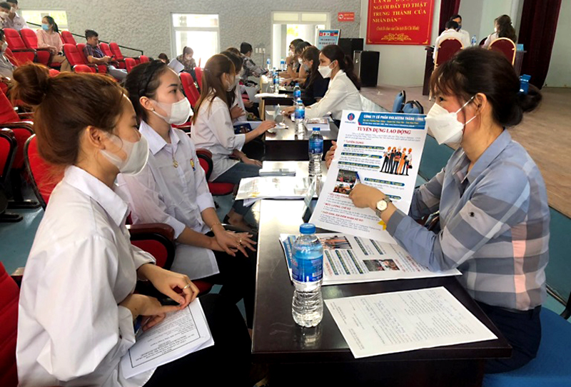 Trung tâm đang tư vấn việc làm cho người lao động tại Đà Nẵng (Nguồn: Báo Đà Nẵng)