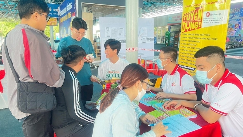 Người lao động tham gia sàn giao dịch việc làm tại Quận 6 để tìm việc làm