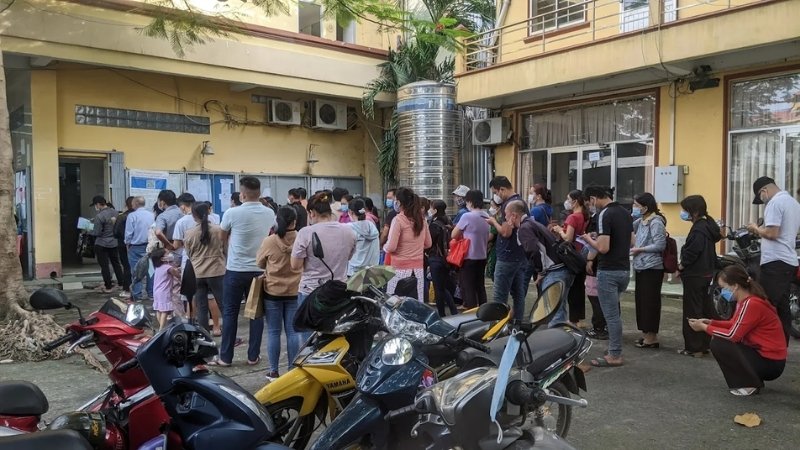 Địa điểm nộp hồ sơ bảo hiểm thất nghiệp tại Quận 12, TP HCM Người lao động xếp hàng làm thủ tục hưởng TCTN tại Chi nhánh BHTN Quận 12