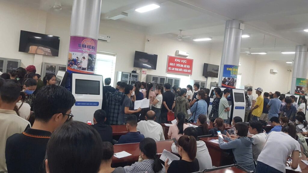 Người lao động chờ nộp hồ sơ làm thủ tục hưởng TCTN tại trung tâm (Nguồn: Dân Việt)