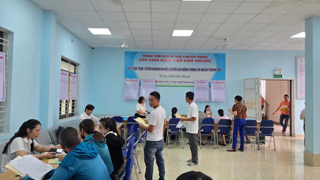 Trung tâm mở phiên giao dịch việc làm trực tuyến cho người lao động ( Nguồn: Internet)