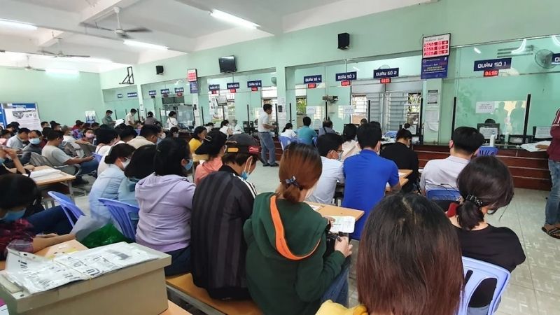 Địa điểm nộp hồ sơ bảo hiểm thất nghiệp tại Quận 7, TP HCM Người lao động xếp hàng làm thủ tục tại Trụ sở Bảo hiểm thất nghiệp TP.HCM