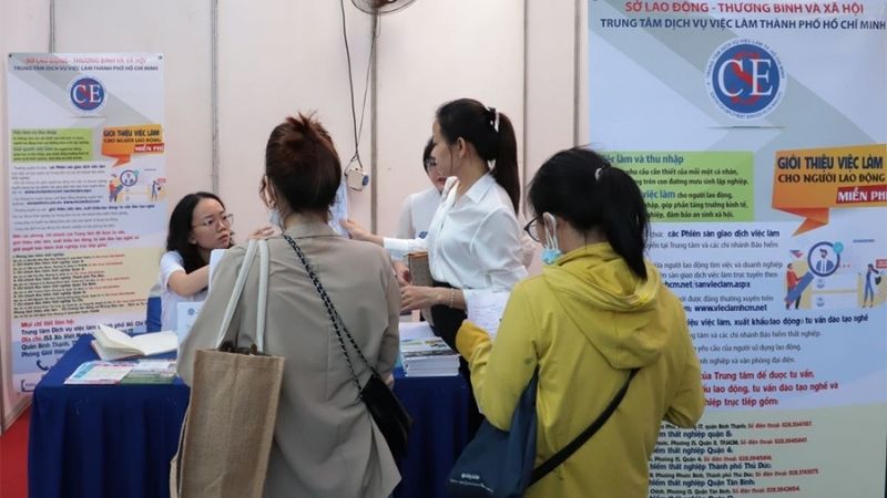 Địa điểm nộp hồ sơ bảo hiểm thất nghiệp tại Quận 7, TP HCM Người lao động tham gia sàn giao dịch việc làm để tìm kiếm công việc mới