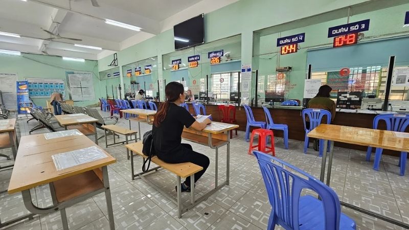 Người dân xếp hàng đợi số thứ tự để làm hồ sơ hưởng trợ cấp thất nghiệp 