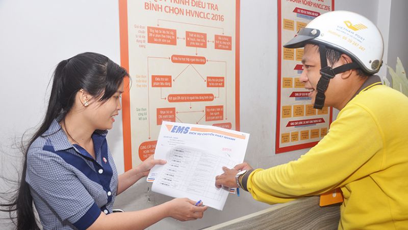 Người dân nộp hồ sơ đến bảo hiểm xã hội Hoài Đức qua đường bưu chính (Ảnh: VNPost)