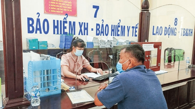 Người lao động trực tiếp đến cơ sở BHXH Thạch Thất để làm thủ tục
