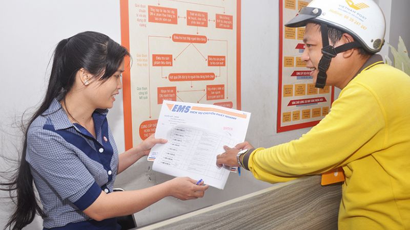 Người dân gửi thủ tục BHXH đến cơ quan BHXH huyện Phúc Thọ qua bưu chính (nguồn: Công đoàn Khoa học và Công nghệ Việt Nam)