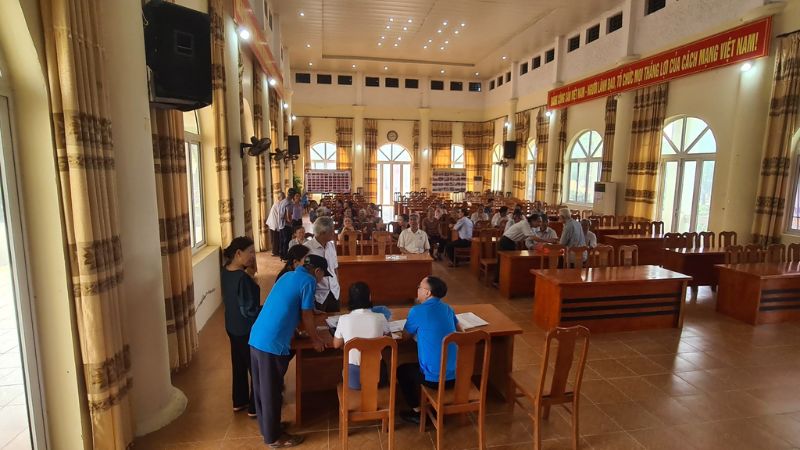 Nhân viên BHXH đang tư vấn thông tin cho người dân tại trụ sở BHXH (Nguồn: Fanpage: BHXH huyện Mỹ Đức)