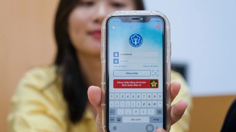 Người dân sử dụng ứng dụng VssID để truy cập thông tin BHXH (Nguồn: Báo Tuổi Trẻ)