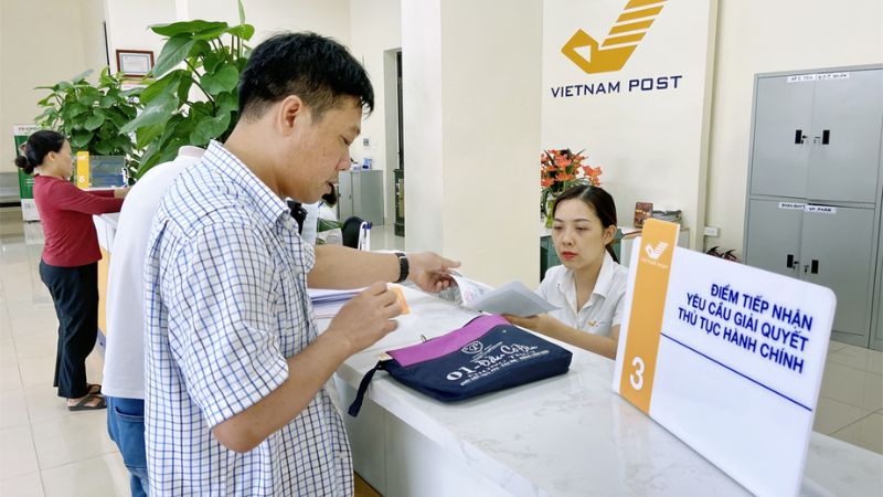 Người dân gửi hồ sơ BHXH qua bưu chính (Nguồn: Báo Xây dựng chính sách, pháp luật)