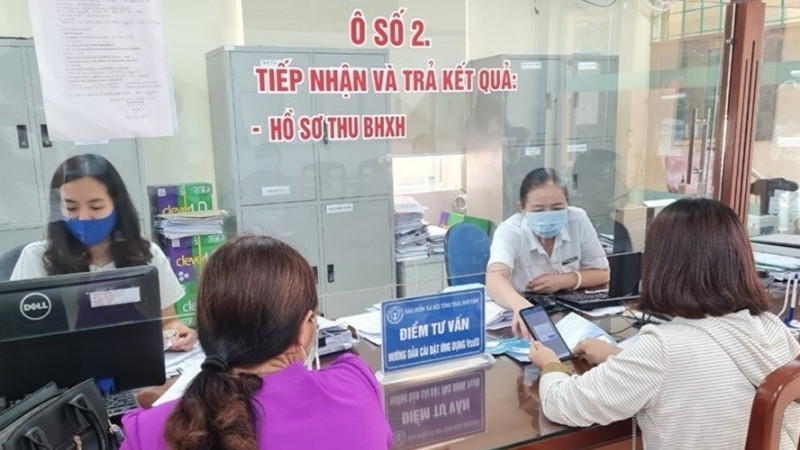 Bảo hiểm xã hội huyện Phú Xuyên: Địa chỉ và thông tin liên hệ Người dân nộp hồ sơ trực tiếp tại BHXH huyện Phú Xuyên (Nguồn: Bảo hiểm xã hội Việt Nam)