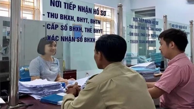 Người dân thực hiện nộp hồ sơ tại trụ sở của BHXH Sơn Tây.